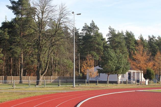 Pobiegają przy światłach. Lampy LED na bieżni lekkoatletycznej