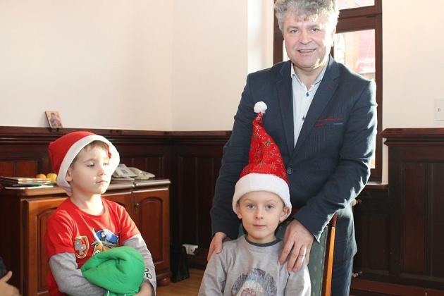 Przedszkolaki ze świąteczną wizytą w ratuszu