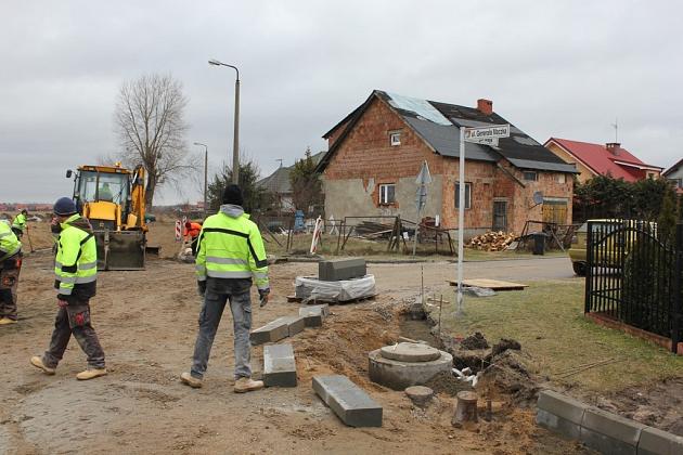 Ciężki sprzęt na ulicy Generała Stanisława Maczka