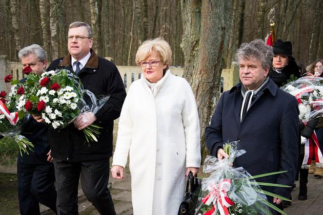 Ambasador Łotwy z wizytą na cmentarzu w Krępie Kaszubskiej