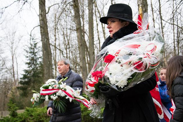 Ambasador Łotwy z wizytą na cmentarzu w Krępie Kaszubskiej