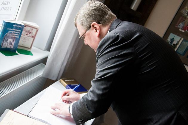 Ambasador Łotwy z wizytą na cmentarzu w Krępie Kaszubskiej