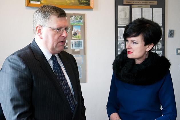 Ambasador Łotwy z wizytą na cmentarzu w Krępie Kaszubskiej