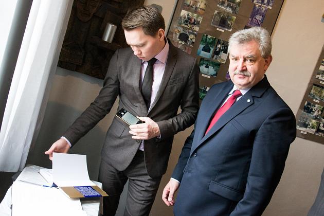 Ambasador Łotwy z wizytą na cmentarzu w Krępie Kaszubskiej