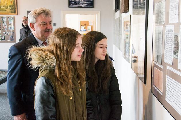 Ambasador Łotwy z wizytą na cmentarzu w Krępie Kaszubskiej