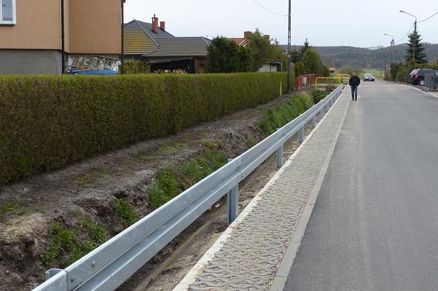 Asfalt i betonowa kostka na Lubelskiej. Wzmocniono rów melioracyjny