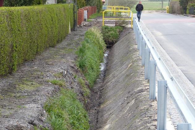 Asfalt i betonowa kostka na Lubelskiej. Wzmocniono rów melioracyjny