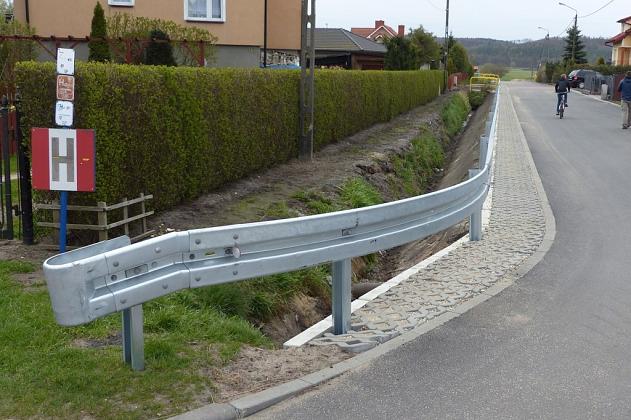 Asfalt i betonowa kostka na Lubelskiej. Wzmocniono rów melioracyjny