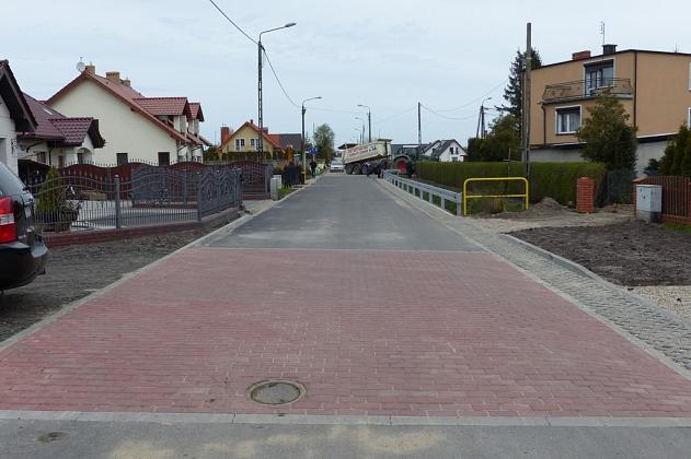 Asfalt i betonowa kostka na Lubelskiej. Wzmocniono rów melioracyjny