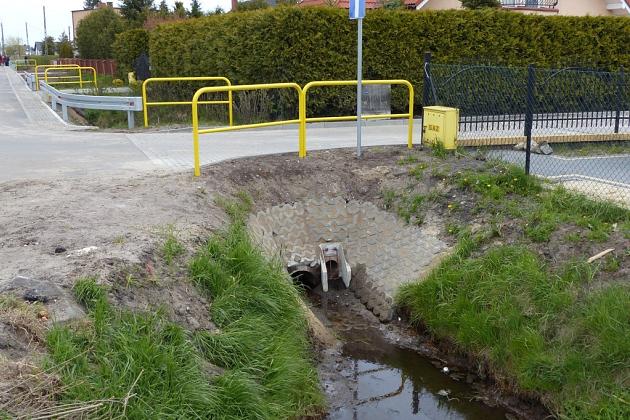 Asfalt i betonowa kostka na Lubelskiej. Wzmocniono rów melioracyjny