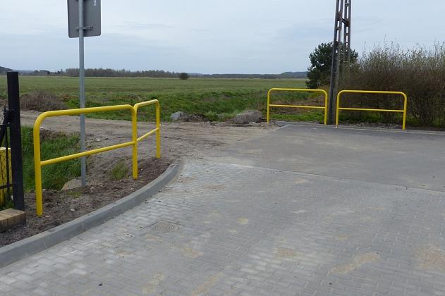 Asfalt i betonowa kostka na Lubelskiej. Wzmocniono rów melioracyjny