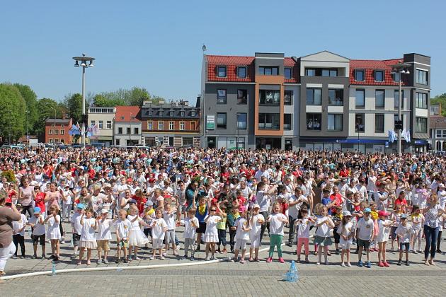 Rekord w tańczeniu układu choreograficznego do piosenki „Chocolate choco choco” pobity!