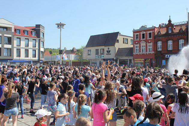 Rekord w tańczeniu układu choreograficznego do piosenki „Chocolate choco choco” pobity!