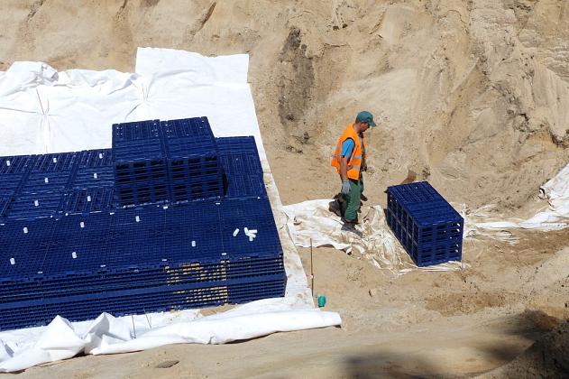 Zakopują skrzynie na Osiedlu Wschód