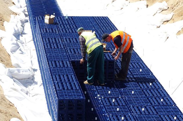 Zakopują skrzynie na Osiedlu Wschód