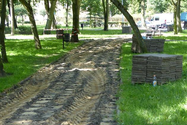 W Parku im. Michalskiego trwa budowa ścieżki pieszo-rowerowej