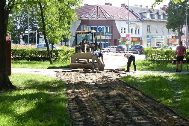 W Parku im. Michalskiego trwa budowa ścieżki pieszo-rowerowej