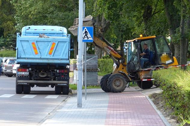 W Parku im. Michalskiego trwa budowa ścieżki pieszo-rowerowej