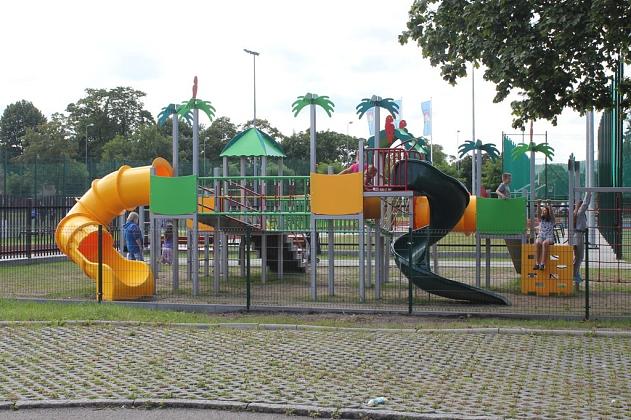 „Pod papugami”. Nowy plac zabaw przy ul. Staszica