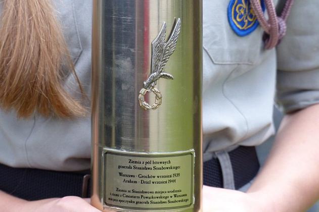 Wmurowali urnę z ziemią pod budowanym pomnikiem gen. Sosabowskiego