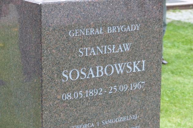 Wmurowali urnę z ziemią pod budowanym pomnikiem gen. Sosabowskiego