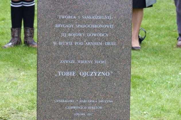 Wmurowali urnę z ziemią pod budowanym pomnikiem gen. Sosabowskiego