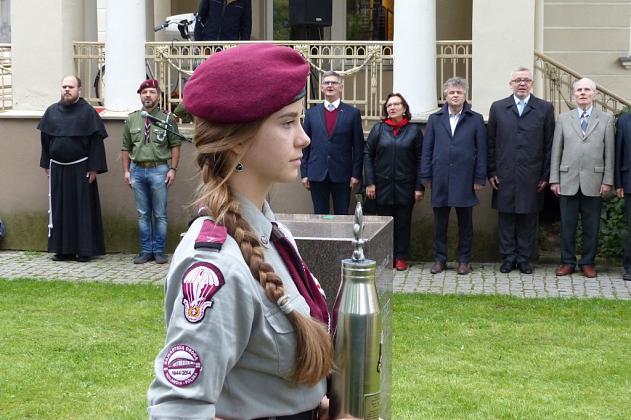 Wmurowali urnę z ziemią pod budowanym pomnikiem gen. Sosabowskiego