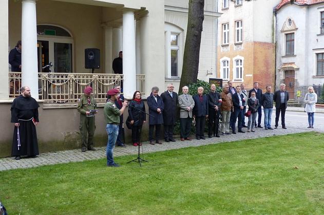 Wmurowali urnę z ziemią pod budowanym pomnikiem gen. Sosabowskiego