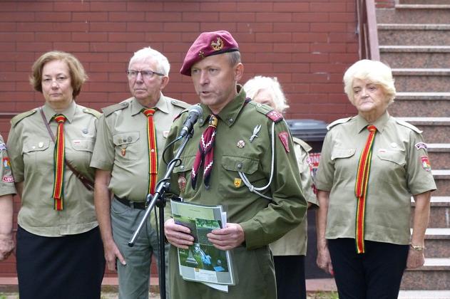 Wmurowali urnę z ziemią pod budowanym pomnikiem gen. Sosabowskiego