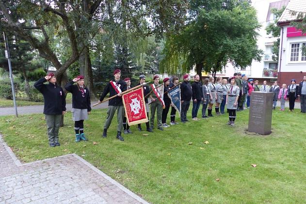 Wmurowali urnę z ziemią pod budowanym pomnikiem gen. Sosabowskiego