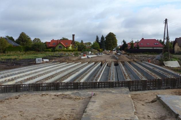 Most na Weterynaryjnej. Betonowe przęsło połączyło oba brzegi