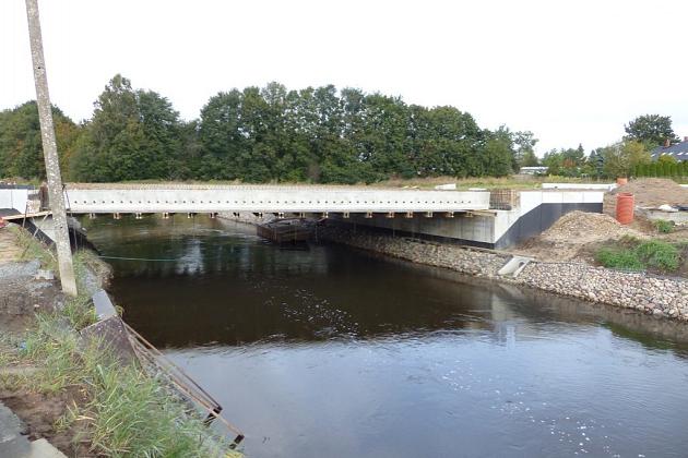 Most na Weterynaryjnej. Betonowe przęsło połączyło oba brzegi