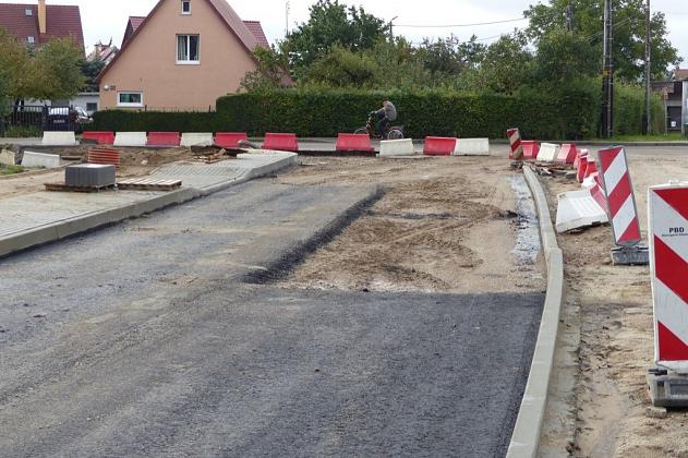 Most na Weterynaryjnej. Betonowe przęsło połączyło oba brzegi