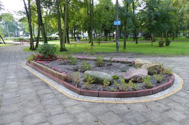 Nowy klomb, ławki i kosze w Parku im. Michalskiego