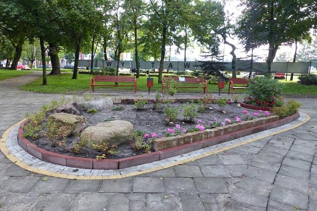 Nowy klomb, ławki i kosze w Parku im. Michalskiego