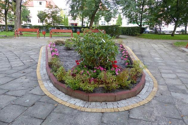 Nowy klomb, ławki i kosze w Parku im. Michalskiego