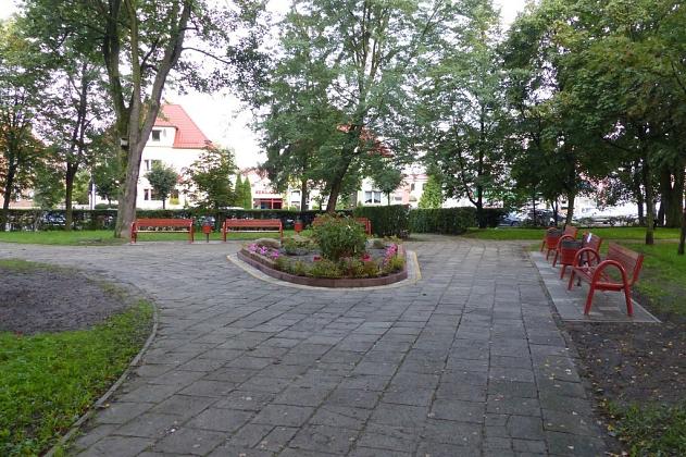 Nowy klomb, ławki i kosze w Parku im. Michalskiego