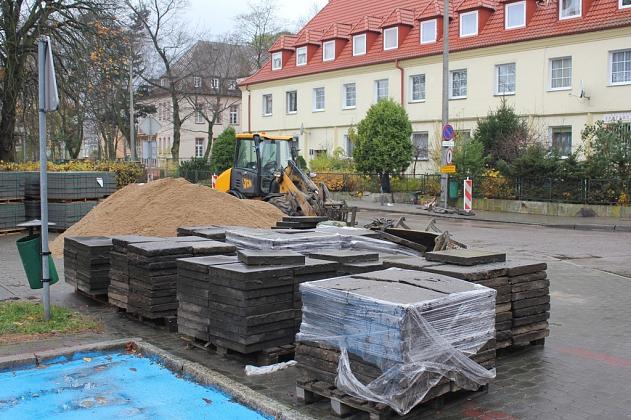Nowy chodnik i zatoczka postojowa na ulicy Wybickiego
