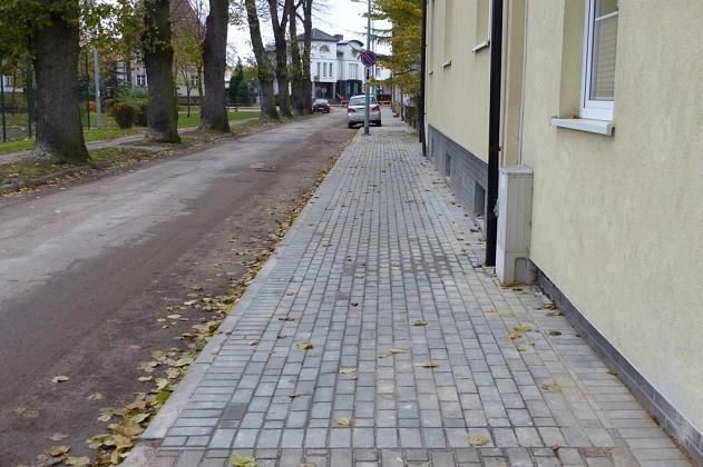 Plac Piastowski z nowym chodnikiem