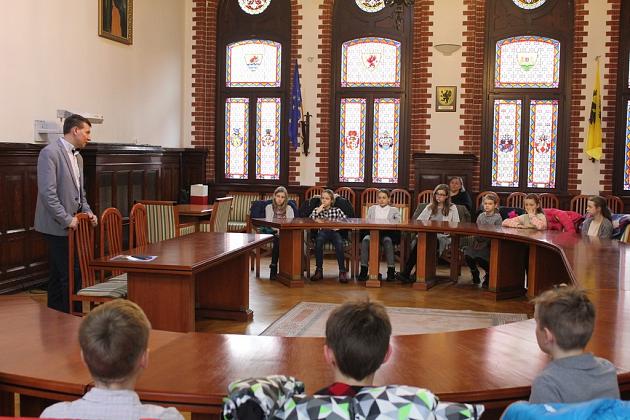 Przedświąteczna wizyta dzieci w ratuszu