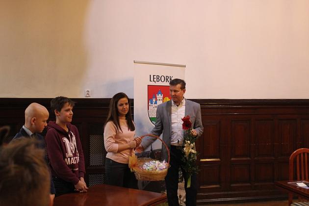 Przedświąteczna wizyta dzieci w ratuszu