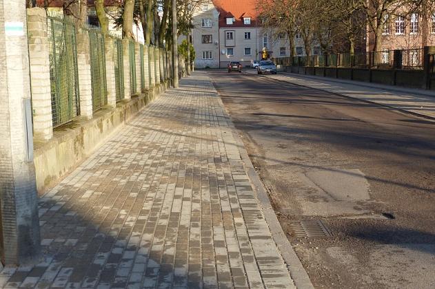 Nowy chodnik i zatoka postojowa na 14 pojazdów na ulicy Wybickiego