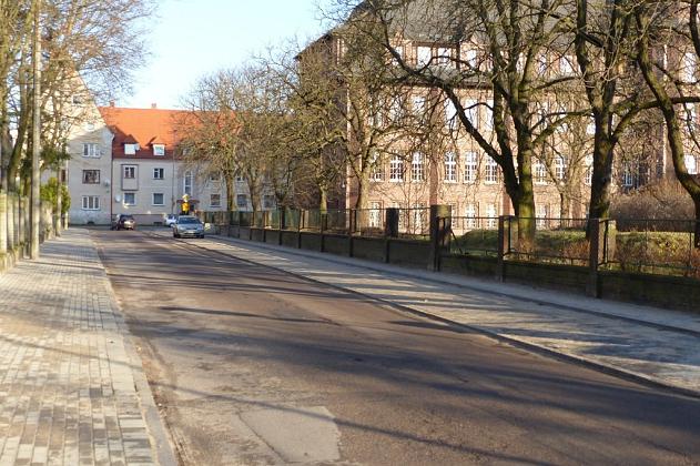 Nowy chodnik i zatoka postojowa na 14 pojazdów na ulicy Wybickiego