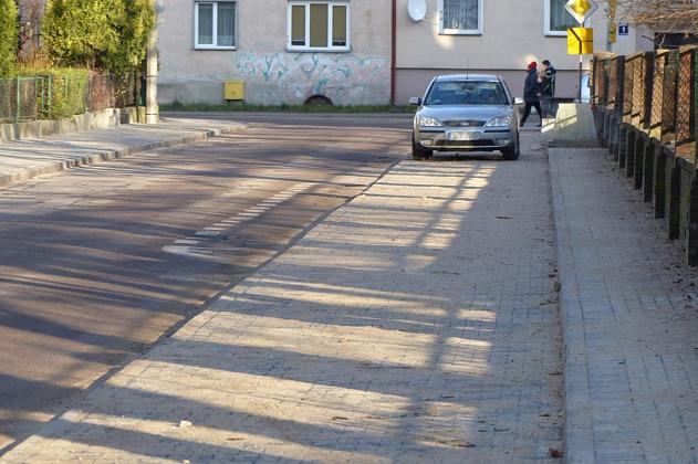 Nowy chodnik i zatoka postojowa na 14 pojazdów na ulicy Wybickiego