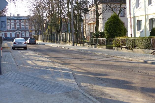 Nowy chodnik i zatoka postojowa na 14 pojazdów na ulicy Wybickiego