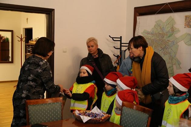 Przedszkolaki z życzeniami w Ratuszu