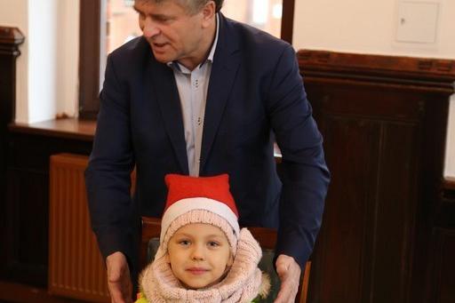 Przedszkolaki z życzeniami w Ratuszu