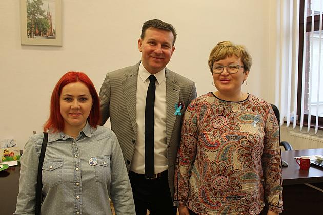 Niebieskie wstążeczki – znak solidarności z osobami z autyzmem