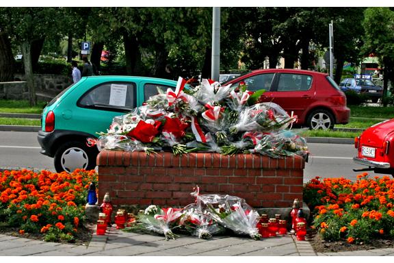 Znicze i kwiaty pamięci w rocznicę wybuchu wojny