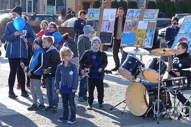 Niebieski Lębork. Podsumowanie kwietniowych Dni Autyzmu.